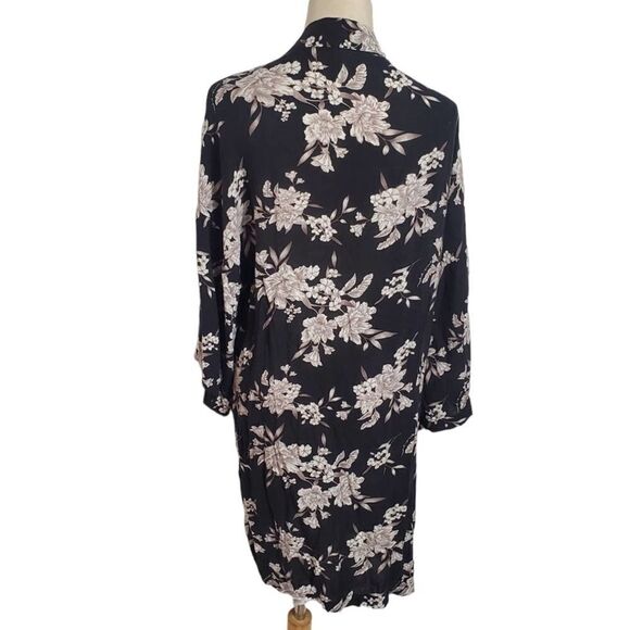 Spiritual Gangester Black and White Floral Kimono Robe - Picture 5 of 8